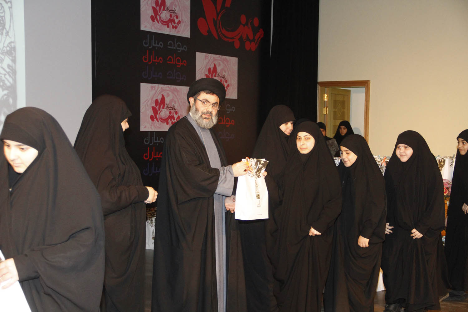 الهيئات النسائية تقيم حفل (العباءة الزينبية)